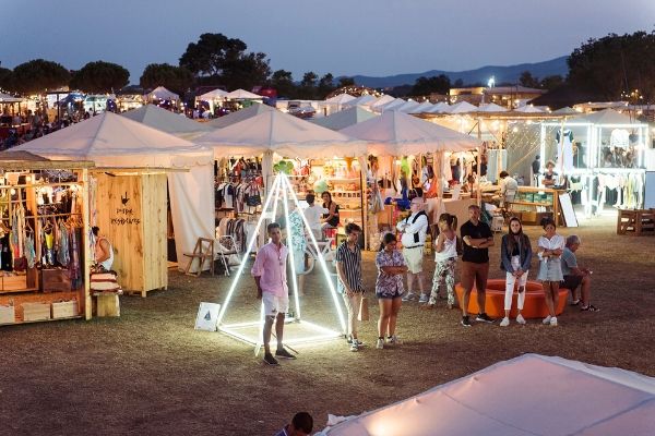 Mobiliario funcional para festivales de verano